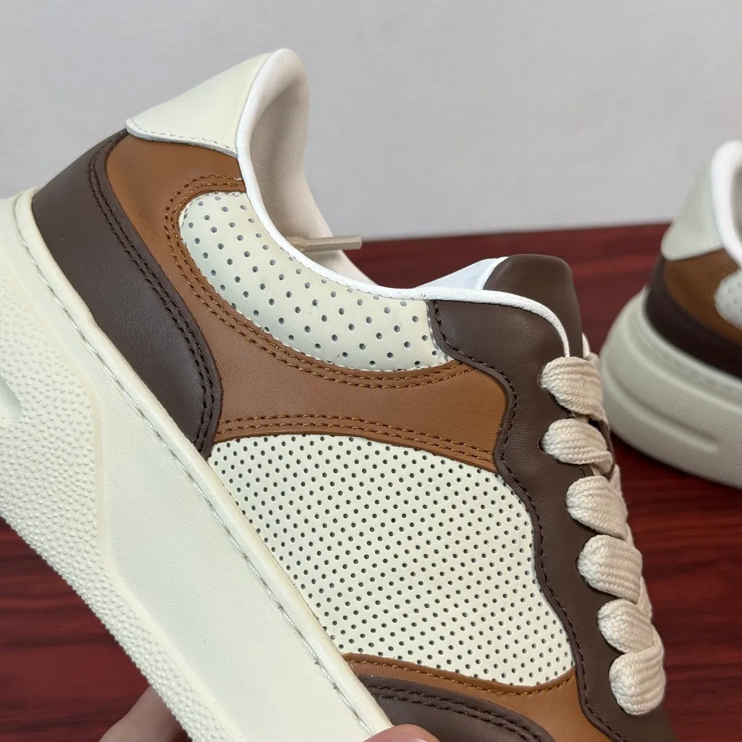 Batch 800 Gucci/Gucci new autumn men's leather sneakers thick-soled lightweight biscuit shoes! In the 2025 autumn and winter series, this sneaker adopts a thick-soled structure and cleverly uses the triple elements of silhouette design, color matching and material. Showcase retro style. This shoe is crafted from cow leather with webbing details and features a lightweight rubber sole for added sophistication. Multiple leathers are finely tailored and precision motorcycle composite splicing creates a full sense of layering. Full calfskin lining and insole, gold logo letter badge details, 5CM thickened lightweight rubber sole, air-glue stitching process, durable without opening the glue and excellent on-foot comfort, flat last shape, easy to match with all types of pants, and comes with a full set of packaging! Size: 39-40-41-42-43-44 leather shoe size (38.45 can be customized) Item number: 431920 full leather white coffee